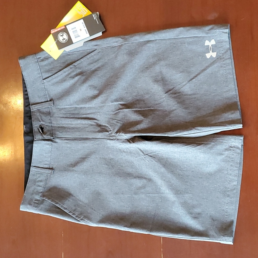 Under Armour heat gear loose gray boys shorts 12